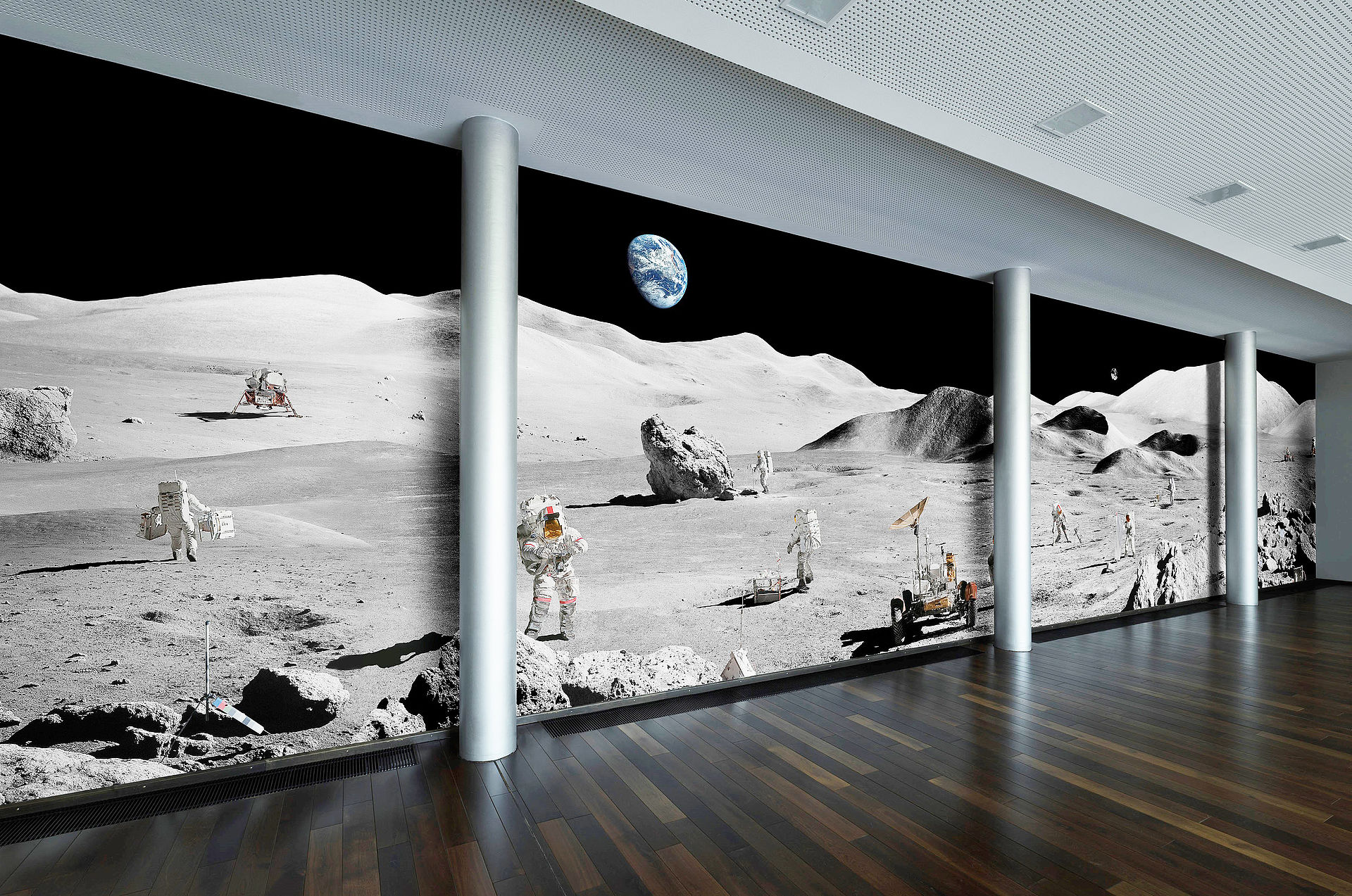 20 Meter Moonwalk: Wie das Fotokunstwerk Lunar Explorers von Michael Najjar zu OHB kam